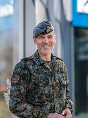 Portretfoto van de lachende commodore Jeroen van Bruchem.