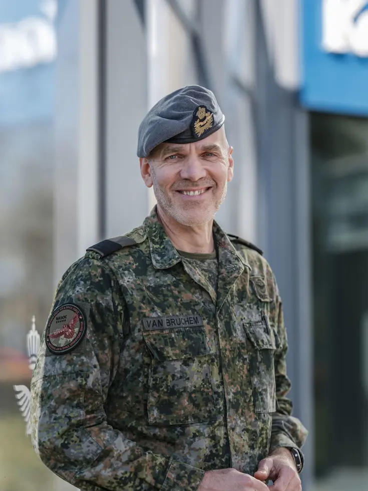 Portretfoto van de lachende commodore Jeroen van Bruchem.