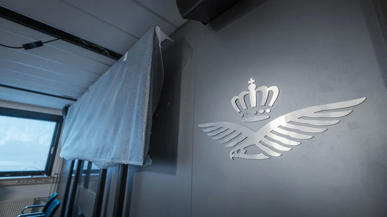 Vier foto’s van werkzaamheden. Naast een kantoorruimte met afgedekte bureaus, laptops en toetsenborden gaat het om een kabel die uit het plafond hangt. Tot slot het logo van de luchtmacht tegen een muur, daarnaast een afgedekt beeldscherm.
