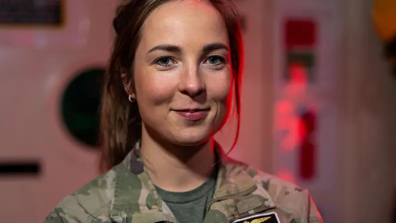Portret van luitenant ter zee tweede klasse Lieke, aeromedical evacuation-arts bij de Operationele Gezondheidszorg, in militair camouflage-uniform met armen over elkaar aan boord van een marineschip.