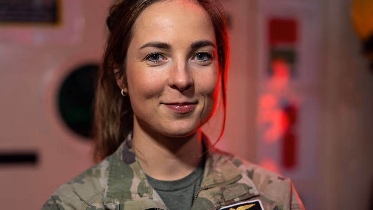 Portret van luitenant ter zee tweede klasse Lieke, aeromedical evacuation-arts bij de Operationele Gezondheidszorg, in militair camouflage-uniform met armen over elkaar aan boord van een marineschip.