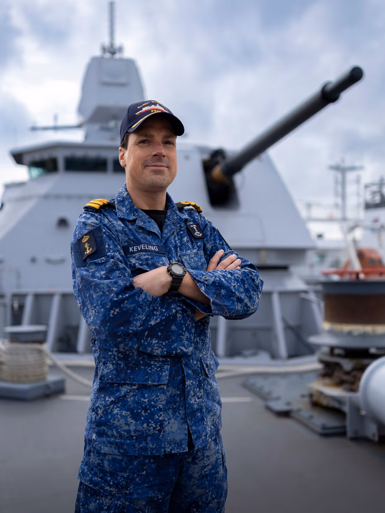Commandant KLTZ Marcel Keveling op het voordek van de Evertsen. 