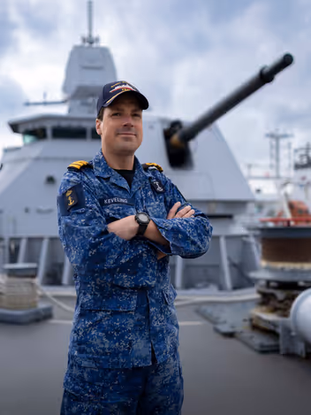 Commandant KLTZ Marcel Keveling op het voordek van de Evertsen. 