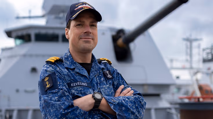 Commandant KLTZ Marcel Keveling op het voordek van de Evertsen. 