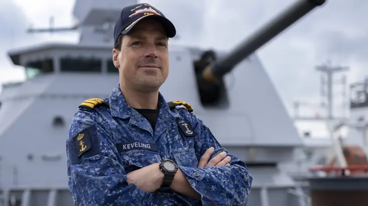 Commandant KLTZ Marcel Keveling op het voordek van de Evertsen. 