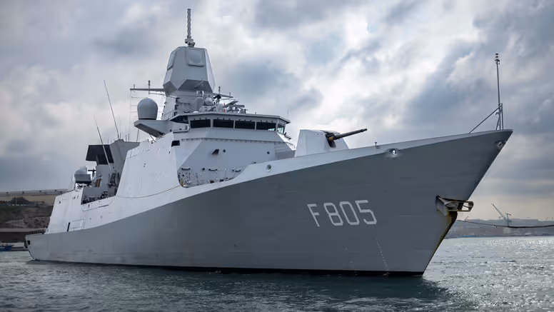 Zr.Ms. Evertsen op volle zee. 