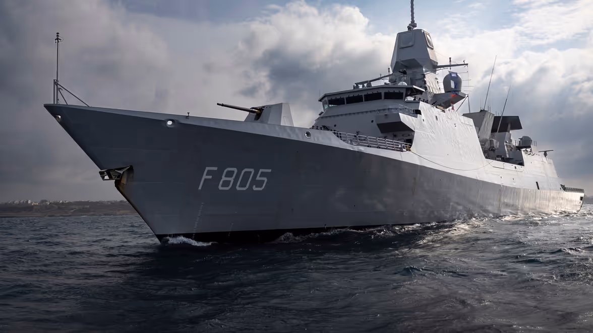 De Evertsen op volle zee, met een wapperende driekleur. 