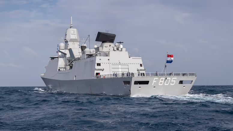 Zr.Ms. Evertsen op volle zee. 