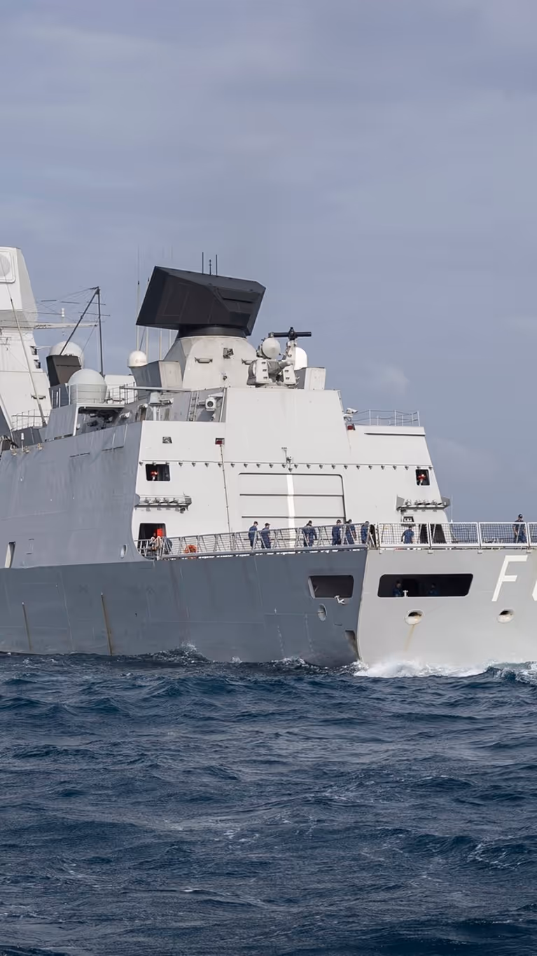 Zr.Ms. Evertsen op volle zee. 