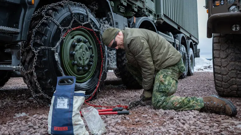 Nederlandse manschappen van 43 Gemechaniseerde Brigade lopen door de sneeuw. 