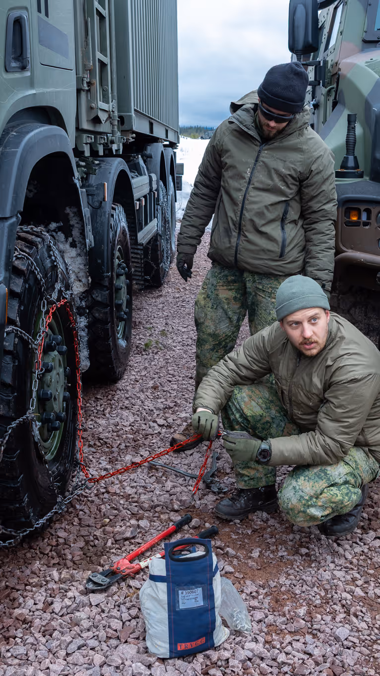 Mortiergroep van 43 Gemechaniseerde Brigade oefent in de sneeuw met op de achtergrond een Fennek gevechtsvoertuig.