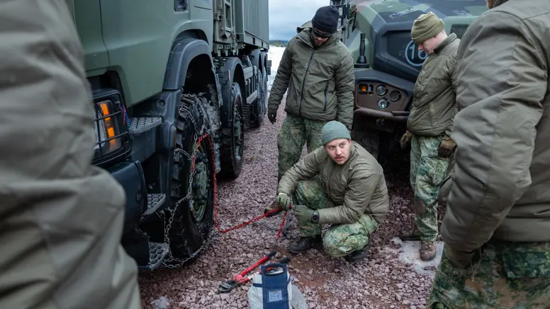 Mortiergroep van 43 Gemechaniseerde Brigade oefent in de sneeuw met op de achtergrond een Fennek gevechtsvoertuig.