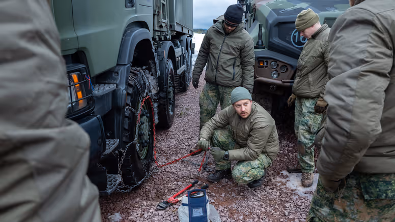 Mortiergroep van 43 Gemechaniseerde Brigade oefent in de sneeuw met op de achtergrond een Fennek gevechtsvoertuig.