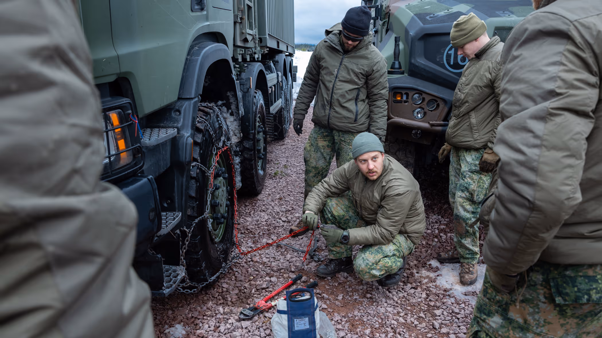 Mortiergroep van 43 Gemechaniseerde Brigade oefent in de sneeuw met op de achtergrond een Fennek gevechtsvoertuig.