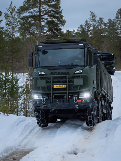Vrachtwagen in de sneeuw.  