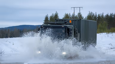 Een Scania rijdt door Noorse sneeuw. 