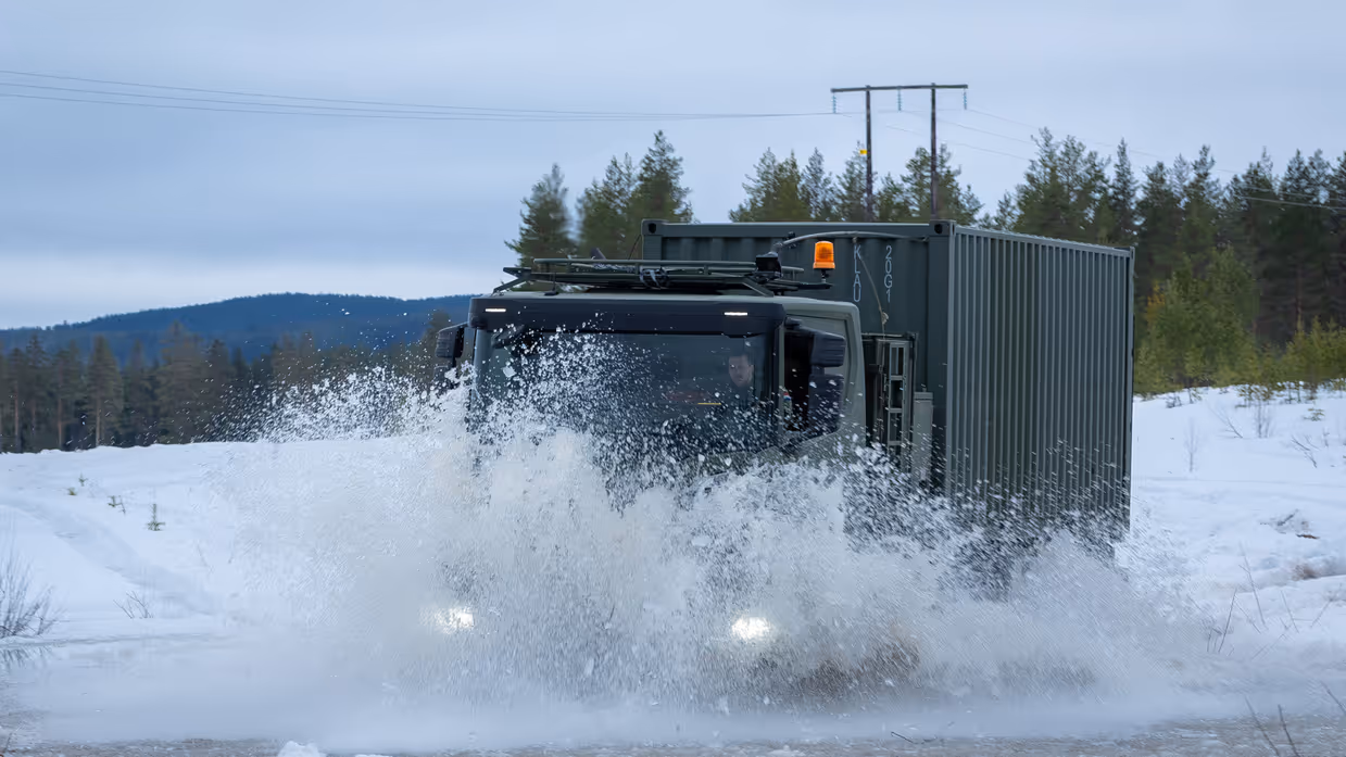 Een Scania rijdt door Noorse sneeuw. 