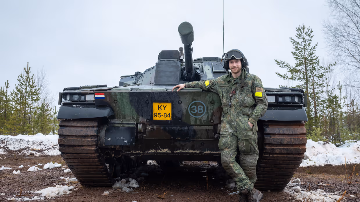 CV90-chauffer soldaat-1 Calvin staat voor een CV90.