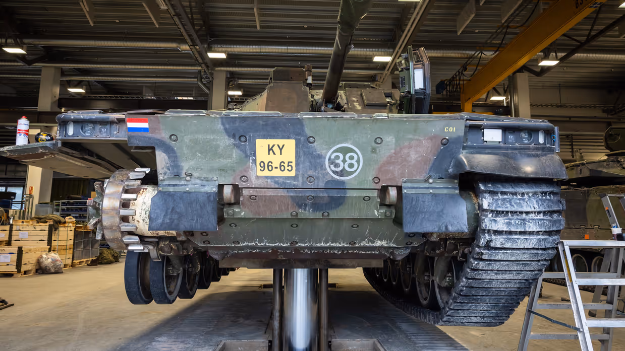  Een militair voertuig staat op een metalen paal.