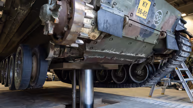  Een militair voertuig staat op een metalen paal.