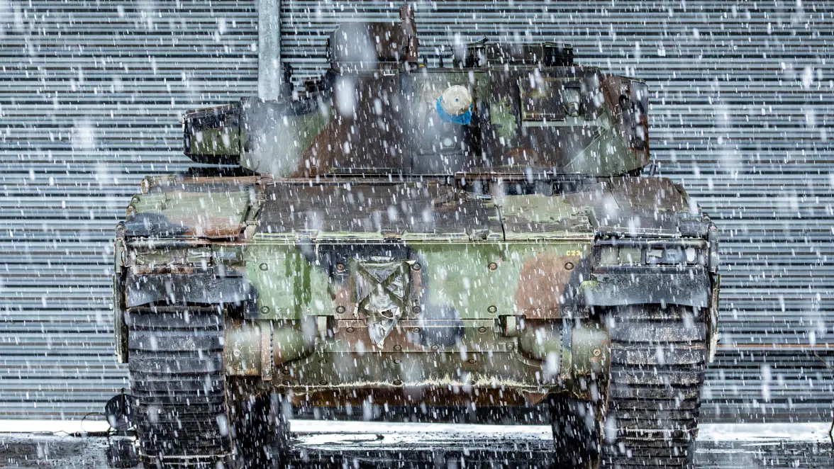Militair voertuig in de sneeuw.