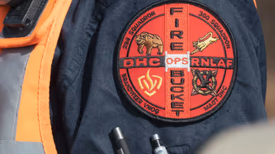 En badge op de mouw van een brandweerman met onder meer de tekst ‘DHC RNLAF – Fire Bucket Ops’.