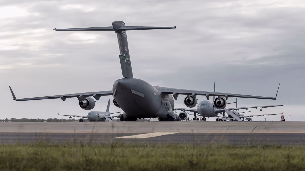 een C-17 transportvliegtuig staat vanaf de achterkant gezien voor 3 A330 MRTT’s.