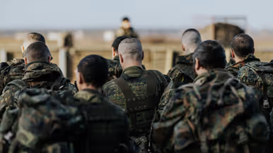 Militairen zijn 1 minuut stil. 