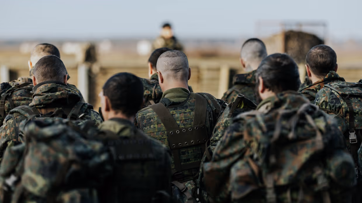 Militairen zijn 1 minuut stil. 