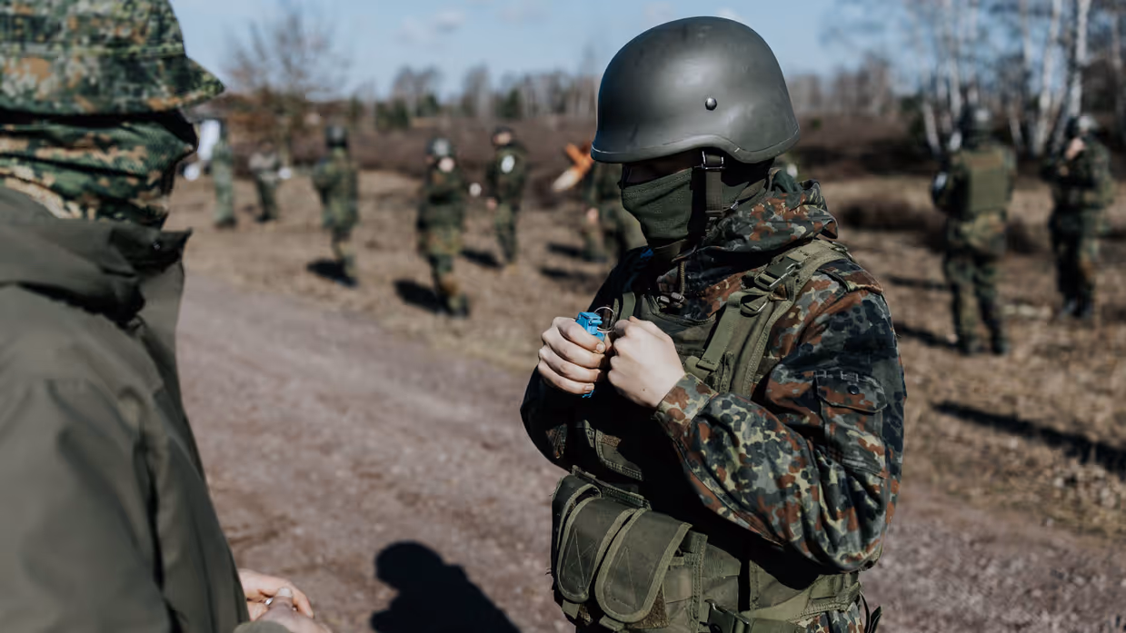 Cadet tijdens granaatles 