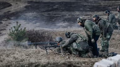 Oekraïners schieten vanuit loopgraaf, militair richt op klapschijven, Oekraïners liggen achter mitrailleur