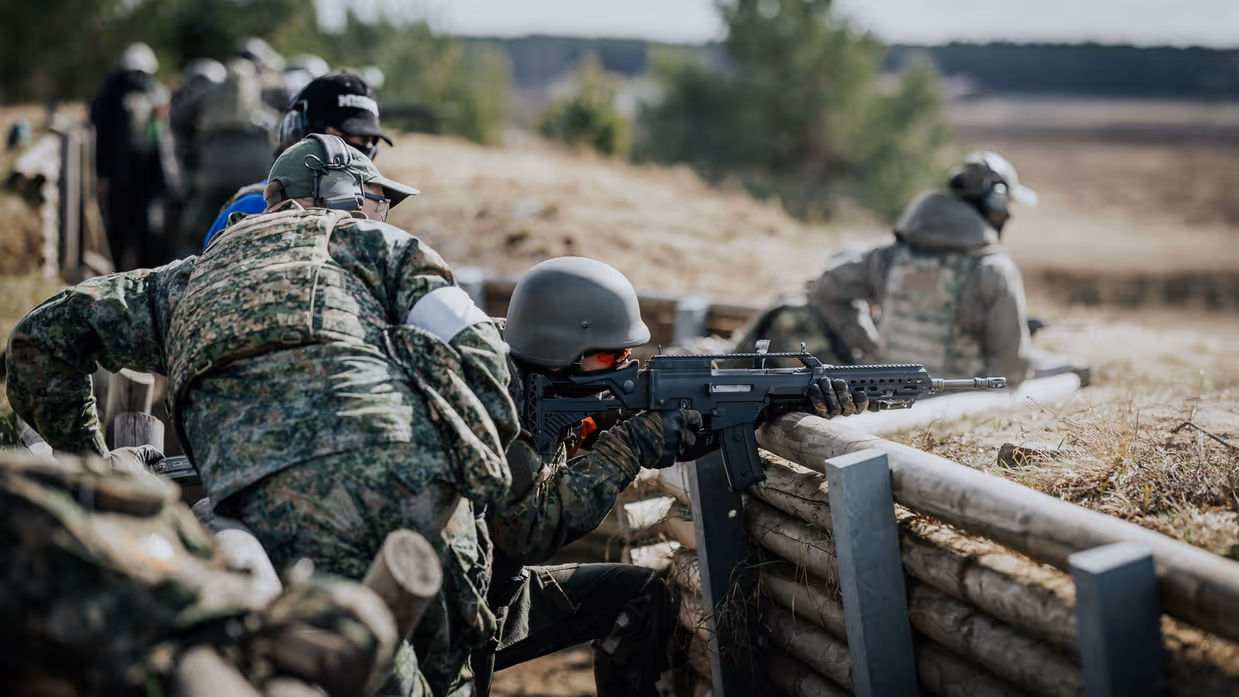 Militairen in loopgraaf. 