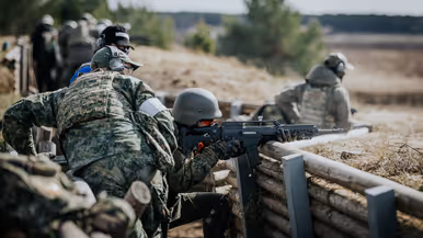 Militairen in loopgraaf. 