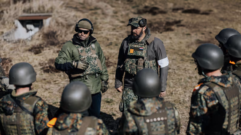 CMS Kaïn spreekt een groepje Oekraïners toe. 