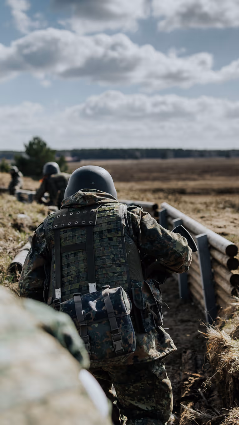 Militairen in loopgraaf