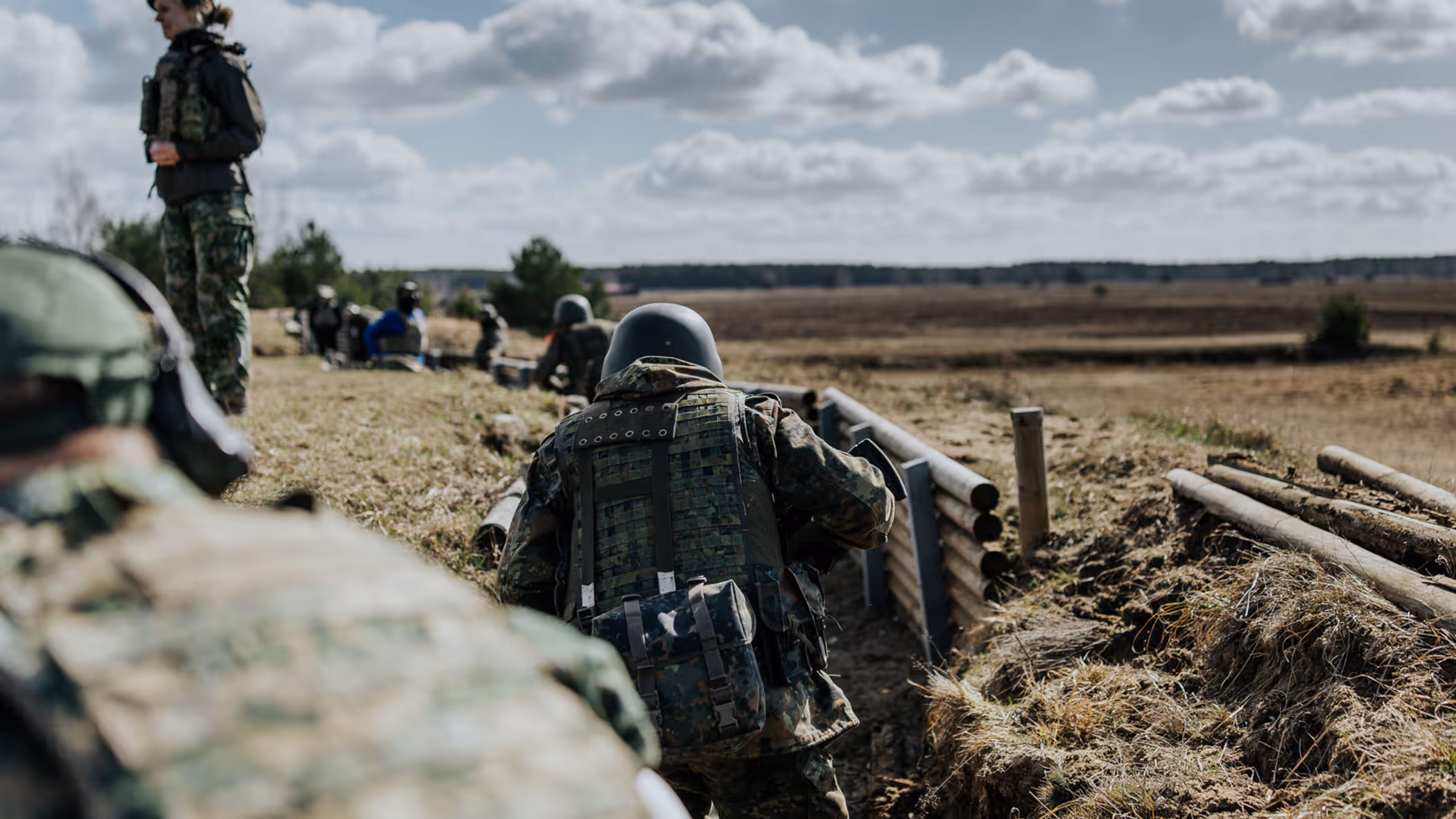 Militairen in loopgraaf