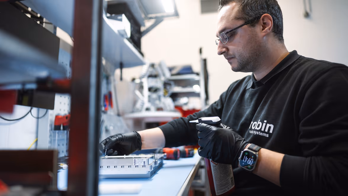 Een medewerker van Robin Radar maakt een onderdeel van een drone-radar. 