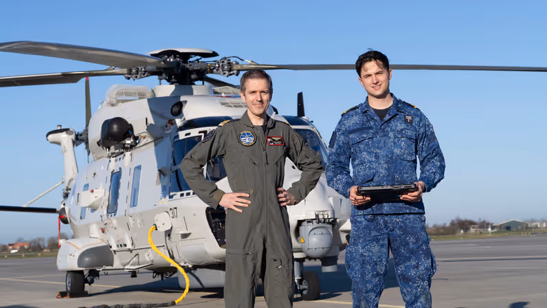 LTZ 1 Ricardo en LTZ 3 Teun staan voor een NH90.