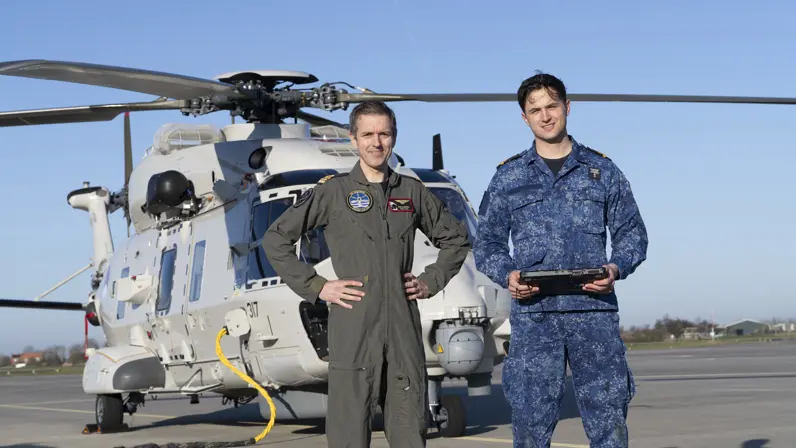 LTZ 1 Ricardo en LTZ 3 Teun staan voor een NH90.