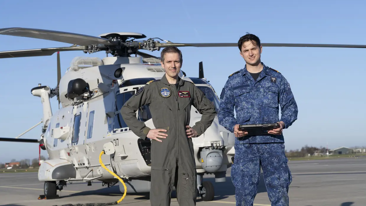 LTZ 1 Ricardo en LTZ 3 Teun staan voor een NH90.