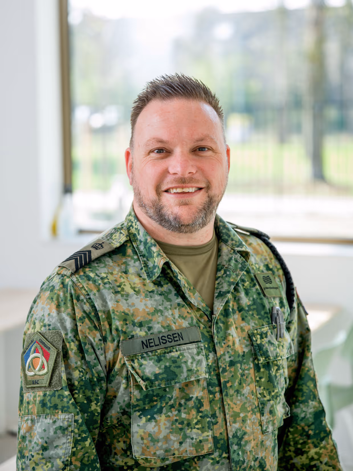 Portretfoto van sergeant-majoor Tim Nelissen.