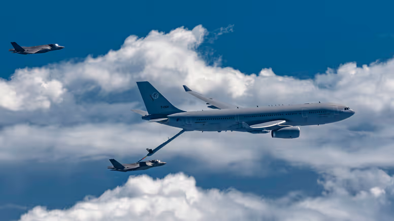 Een A330 MRTT tankt boven een wolkendek een F-35 bij.