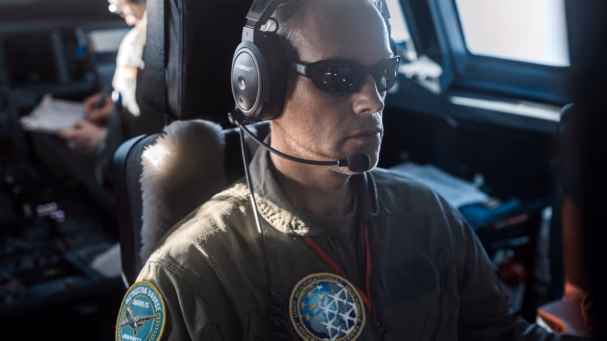 Portret van adjudant JP van der Velden, met een koptelefoon en een speciale bril op.