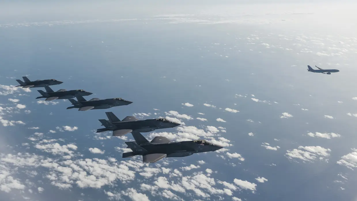 een C-17 transportvliegtuig staat vanaf de achterkant gezien voor 3 A330 MRTT’s.