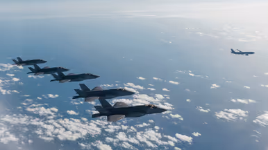 een C-17 transportvliegtuig staat vanaf de achterkant gezien voor 3 A330 MRTT’s.