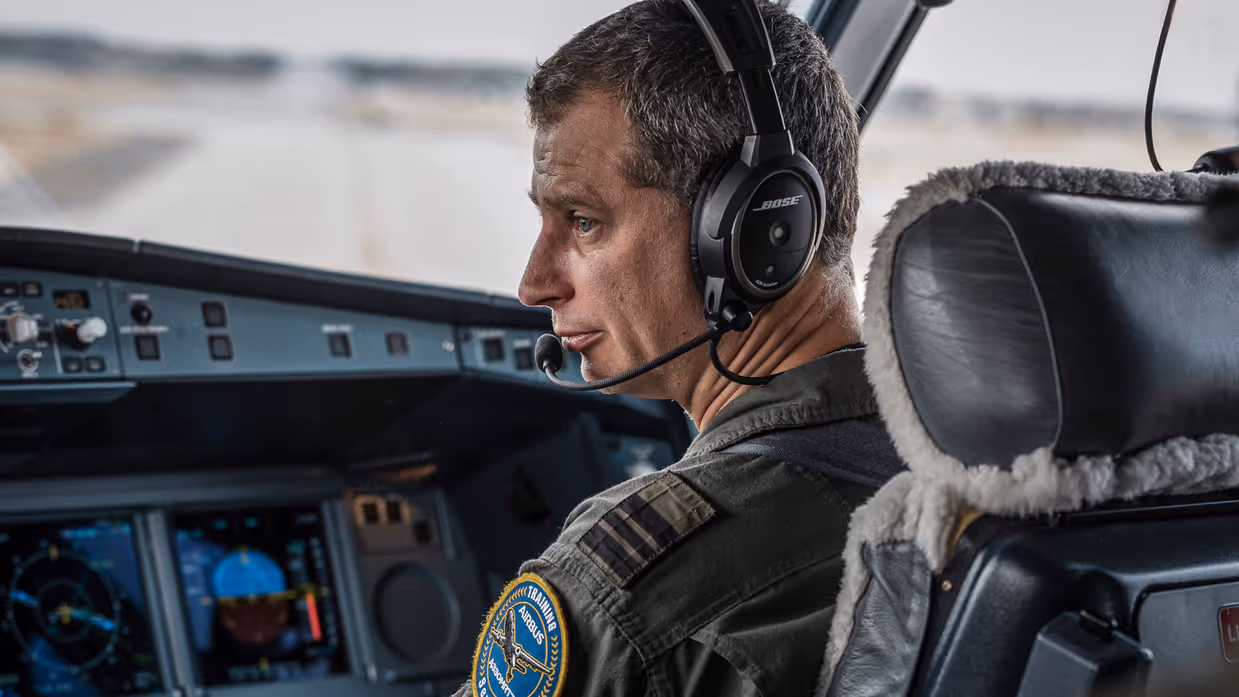 Portret van majoor Ralph Aarts, zittend in de cockpit van een A330 MRTT.