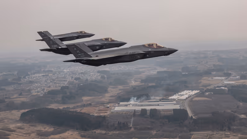 3 F-35’s van Japan, Nederland en de Verenigde Staten vliegen in formatie. 