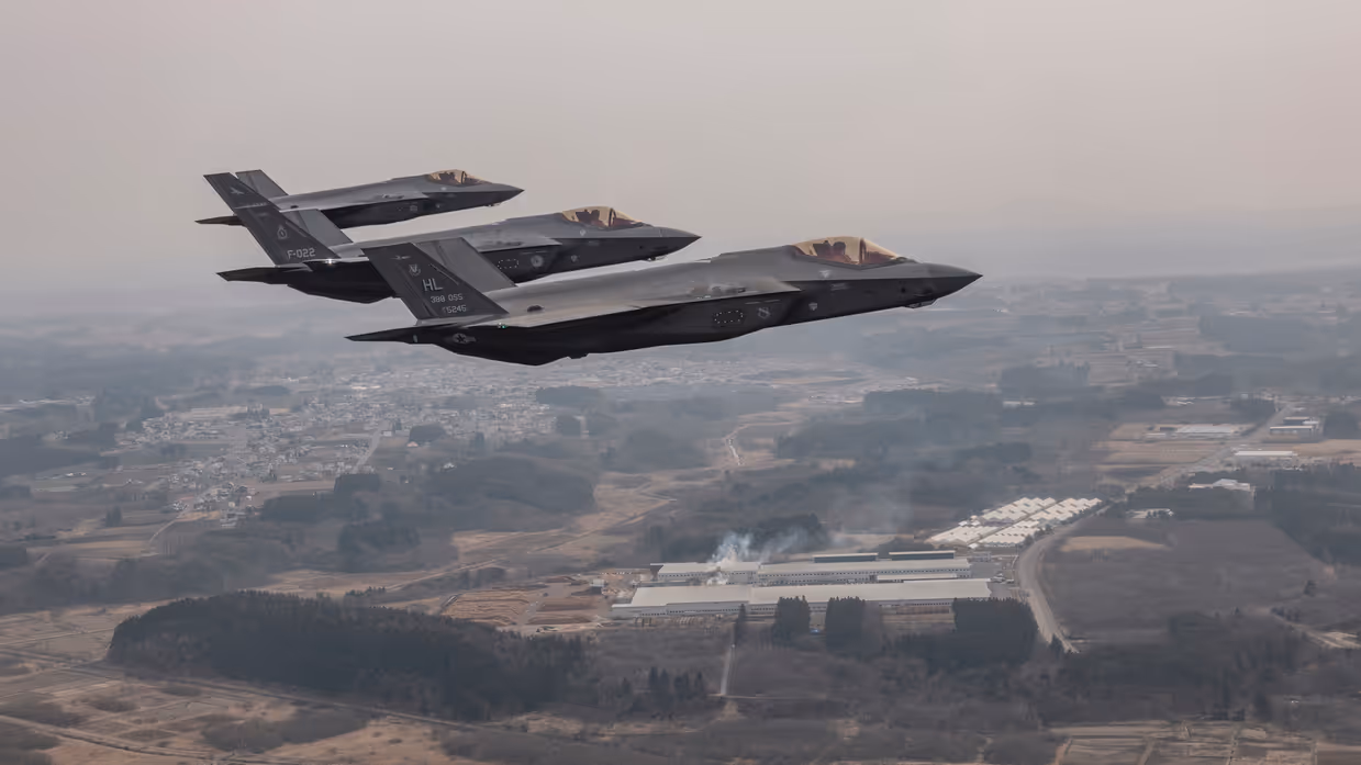 3 F-35’s van Japan, Nederland en de Verenigde Staten vliegen in formatie. 