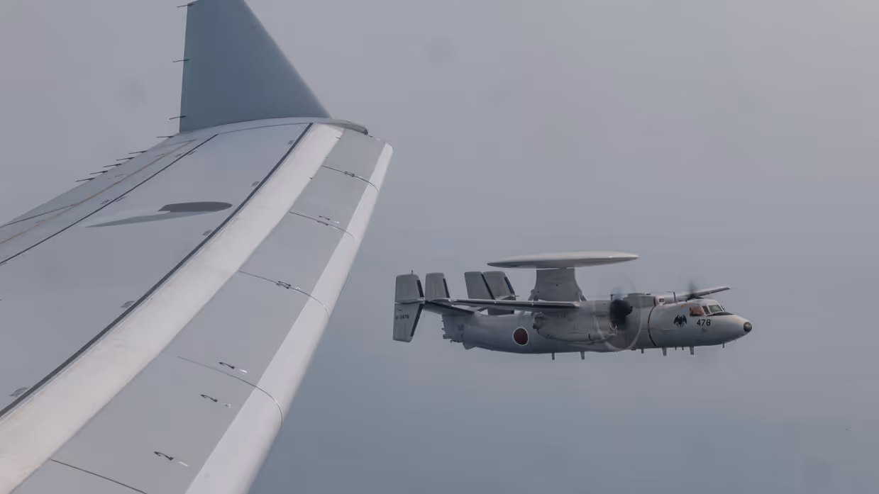 Een Nederlandse F-35 vliegt links van een Amerikaanse F-16.