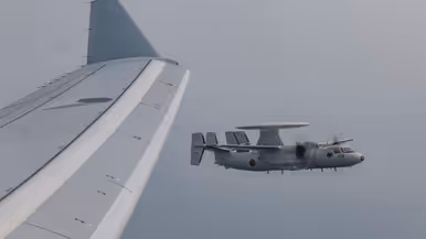 Een Nederlandse F-35 vliegt links van een Amerikaanse F-16.